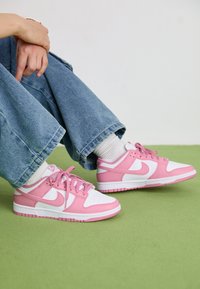 DUNK LOW NEXT NATURE - Joggesko - white/elemental pink