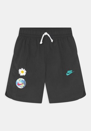 Sorte svøm shorts med en hvid snor. Har en broderet tusindfryd og et globusgrafik med et rødt Nike-logo.
