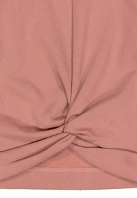 Top con nodo frontale in morbido tessuto rosa, caratterizzato da un design attorcigliato in vita e una texture liscia, con un semplice orlo finito.
