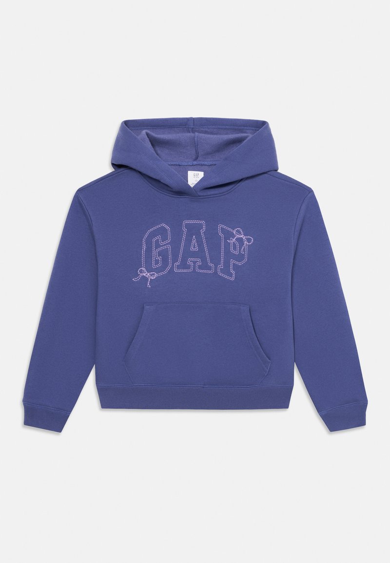 Vaikiška mėlyna gobtuvė su priekiniais kišenėmis ir rožinėmis siuvinėtomis "GAP" logotipo detalėmis, papuoštomis mažomis kaspinais ant vienodo fono.
