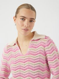 Maglione a righe rosa e crema con scollo a V e design con colletto, caratterizzato da un motivo a onda e una trama a lavorazione aperta.