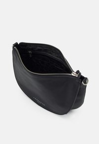 Borsa a tracolla in pelle nera con superficie strutturata, chiusura con cerniera e un logo discreto impresso sul davanti. Interno con fodera decorata.