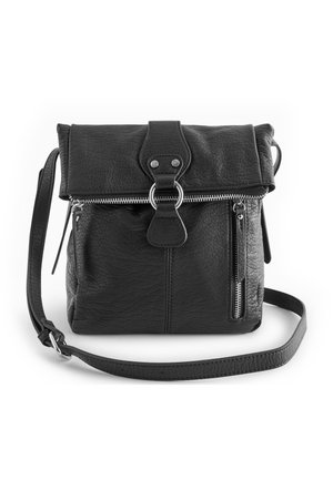 Sac bandoulière en cuir noir texturé avec poche avant zippée, ferrures argentées, rabat pliant avec boucle et bandoulière réglable.