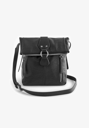 Sac bandoulière en cuir noir texturé avec poche avant zippée, ferrures argentées, rabat pliant avec boucle et bandoulière réglable.