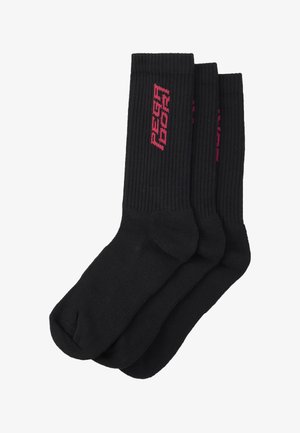 Tres pares de calcetines cortos negros con puños acanalados y texto rojo "PEER DORA" en el lado de cada puño.