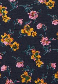 Námořnická látka se květinovým vzorem s růžovými a žlutými květy, zelenými listy a texturovaným povrchem.