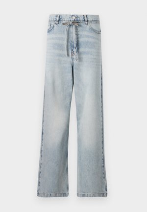 Jean large bleu clair en denim, avec taille haute, poches avant et détail à cordon à la taille. Texture déchirée.
