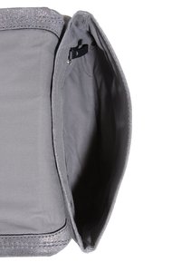 Grå stof clutchtaske med en glat tekstur, der har en lynlåslukket hovedrum og glitrende detaljer langs kanterne.