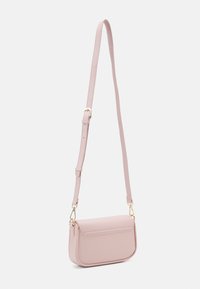 Borsa a tracolla in pelle rosa chiaro dalla forma arrotondata, chiusura a pattina, tracolla regolabile e dettagli in metallo dorato.