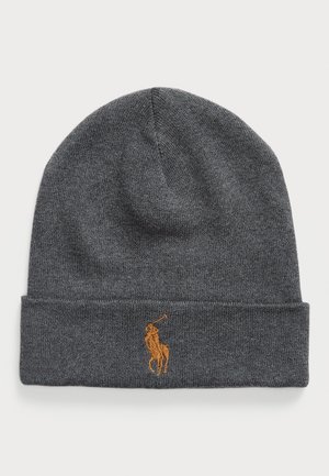 Grå strikket lue med brettet mansjett, med et brodert brunt logo av en polo-spiller på hest. Myk tekstur og tettsittende passform.