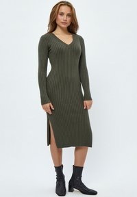 Desires DEAMABEL V-NECK DRESS - Robe fourreau - dark green