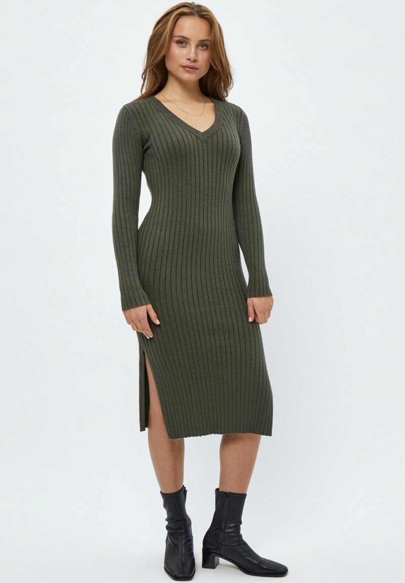 Desires - DEAMABEL V-NECK DRESS - Etui-jurk - dark green, Vergroten