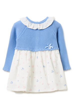 Vestido azul de punto para bebé con mangas largas, falda blanca con estampado floral, cuello con volantes y pequeño lazo en el pecho.