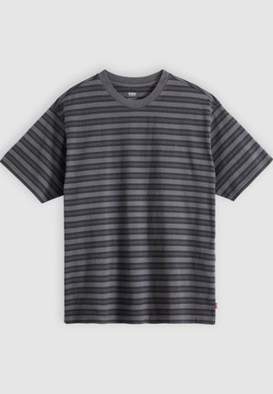 Donkergrijs T-shirt met korte mouwen, zwarte horizontale strepen en een klein Levi's-logo op de borst, afgebeeld op een lichtgrijze achtergrond.