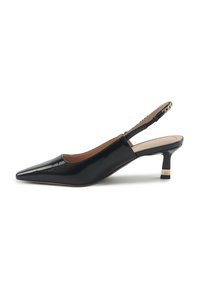 Slingback in vernice nera con punta affusolata, tacco piccolo a blocco e accento dorato sul tacco. Texture liscia e design minimalista.