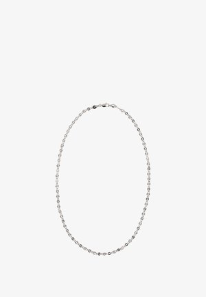 Stříbrný řetízek s náhrdelníkem, který obsahuje alternativní kruhové články a krystalové akcenty, s bezpečným zapínáním na zádech.