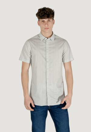 Chemise à manches courtes en gris clair avec un motif géométrique, fermeture à boutons sur le devant et col; fabriquée en tissu léger.