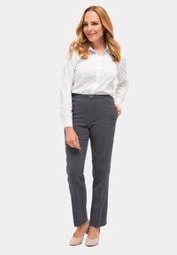 Grijze op maat gemaakte broek met een gestructureerde afwerking, met een elastische tailleband en een subtiele riemdetail, gecombineerd met een frisse witte overhemd met knopen.