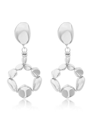 Boucles d'oreilles en argent avec des formes arrondies irrégulières formant un design de boucle circulaire, reliées à un plus gros clou irrégulier.