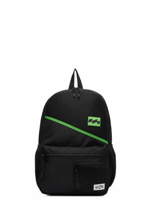 Zaino nero con striscia diagonale verde e logo, zip frontale e tasche in rete, e maniglia superiore ad anello su sfondo bianco.