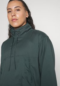 Girlfriend Collective HUMMINGBIRD HALF ZIP - Jachetă de vânt - moss