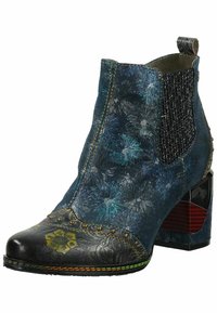 Stivale alla caviglia con una tomaia blu testurizzata, motivi floreali, accenti metallici e un tacco a blocco nero con una striscia rossa. Cuciture dettagliate su tutta la scarpa.