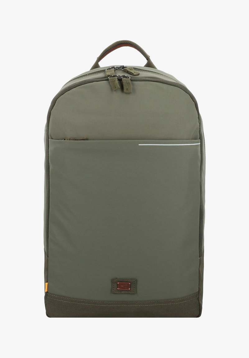 Sac à dos vert avec un extérieur lisse, une poignée supérieure, une fermeture à double zip, une poche avant et un détail de bande réfléchissante subtil.