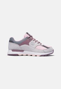 Ljusrosa och grå sneaker med ett nättyg, mockadetaljer, texturerad panel och en vit mellansula med en mörkrosa yttersula.