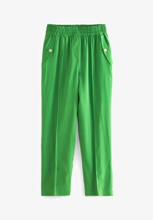 Pantalon vert léger avec une taille élastique, des poches latérales et des accents de boutons sur les rabats de poche. Texture lisse, coupe droite.