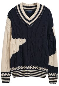 Tmavě modrý a krémový svetr s copánkovým vzorem a pruhovaným véčkovým výstřihem, vyznačující se výrazným blokovým barevným provedením, texturovanými vzory a žebrovanými manžetami a lemem.