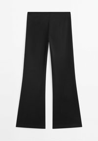 Pantalon noir, taille haute, évasé, avec une ceinture lisse sans poches visibles ni ornements sur fond blanc.