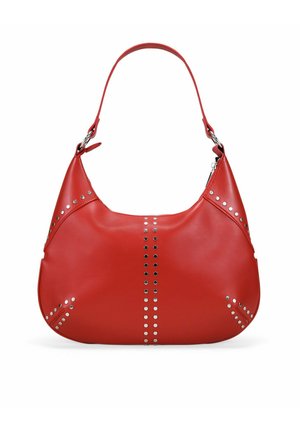 Bolso de piel roja con forma de hobo curvada, adornado con tachuelas plateadas en líneas verticales y diagonales, y una sola correa ajustable.