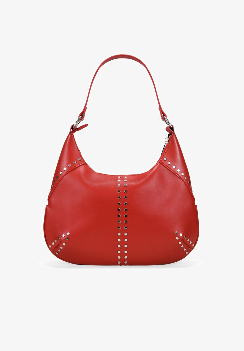 Bolso de piel roja con forma de hobo curvada, adornado con tachuelas plateadas en líneas verticales y diagonales, y una sola correa ajustable.