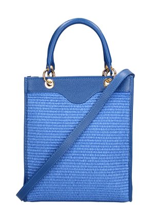 Sac à main tissé bleu avec garniture en cuir, poignées ornées d'anneaux dorés et une longue bandoulière amovible.