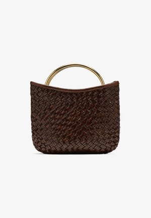 Bolso de mano marrón tejido con una parte superior curva, un asa circular dorada y una superficie texturizada con intrincados patrones de tejido.