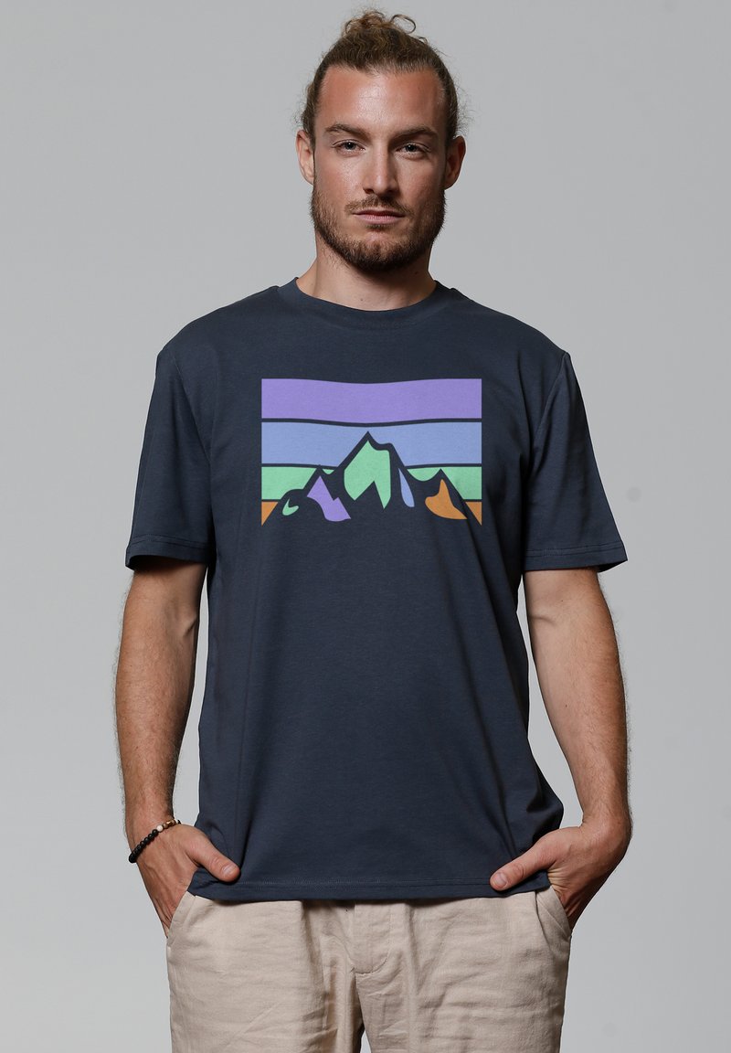 Navyblauwe katoenen t-shirt met een bergafbeelding in paars, groen en oranje tegen horizontale kleurenstrepen. Ontworpen met een ronde hals.