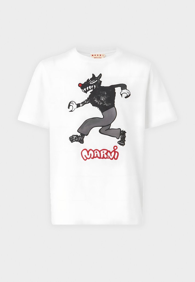 Witte katoen T-shirt met een grafisch ontwerp van een zwarte wolf met een rode neus, grijze broek, en "MARNI" in het rood onder het ontwerp. Korte mouwen.