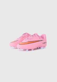 Crampons de football Nike Mercurial roses avec logo swoosh orange et noir, pointes blanches et lacets, présentées d'un angle avant.