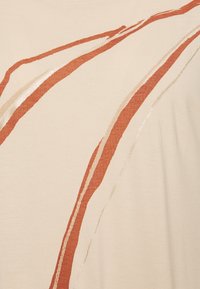 Béžová látka s abstraktními liniemi v rezavě oranžové a metalické zlaté. Design zahrnuje hladké textury a různou šířku linií.