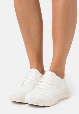 Witte mesh sneakers met een gestructureerde bovenkant, ronde neus en lichte demping. Voorzien van tonale veters en branding aan de zijkant.