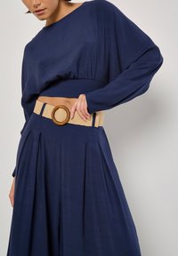 Apricot PLEATED PALAZZO WITH BELT - Pantalon classique - navy