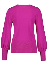 Fuchsia stickad tröja med långa puffärmar, ribbad nederkant och manschetter samt rund halsringning. Slät textur och figurnära midja.