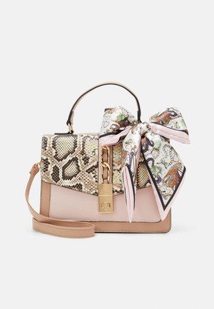 Sac à main structuré avec rabat en peau de serpent, chaîne en or et détail de serrure, base rose pâle, et une écharpe nouée présentant un imprimé léopard et chaîne.