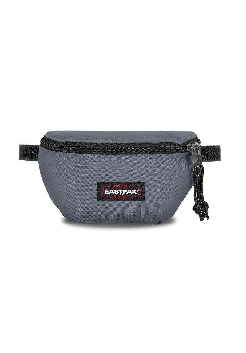 Marsupio in tessuto grigio con chiusura a zip, dotato di una patch con logo nera e superficie texturizzata. Cinghia regolabile con tab di apertura.