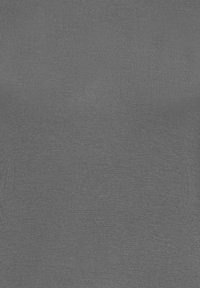 Texture di tessuto grigio con motivo a maglia fine, uniformemente distribuita senza pieghe o difetti visibili.