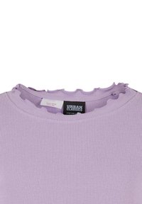 Pull en lilas à côtes avec un col rond et un bord volant. Étiquette de marque visible à l'intérieur du col. Texture douce, design décontracté.