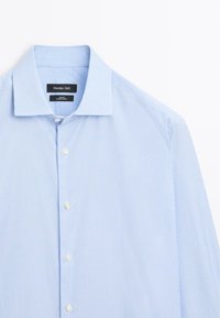 Himmelblau gestreiftes Langarmshirt, mit Knopfleiste vorne, aus weichem Stoff, klassischem Kragen, mit fünf weißen Knöpfen und einem eingenähten Etikett im Kragen.