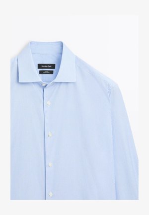 Světle modrá pruhovaná košile s dlouhým rukávem, s knoflíky vpředu, z měkké látky, s klasickým límcem, která má pět bílých knoflíků a štítek přišitý uvnitř límce.