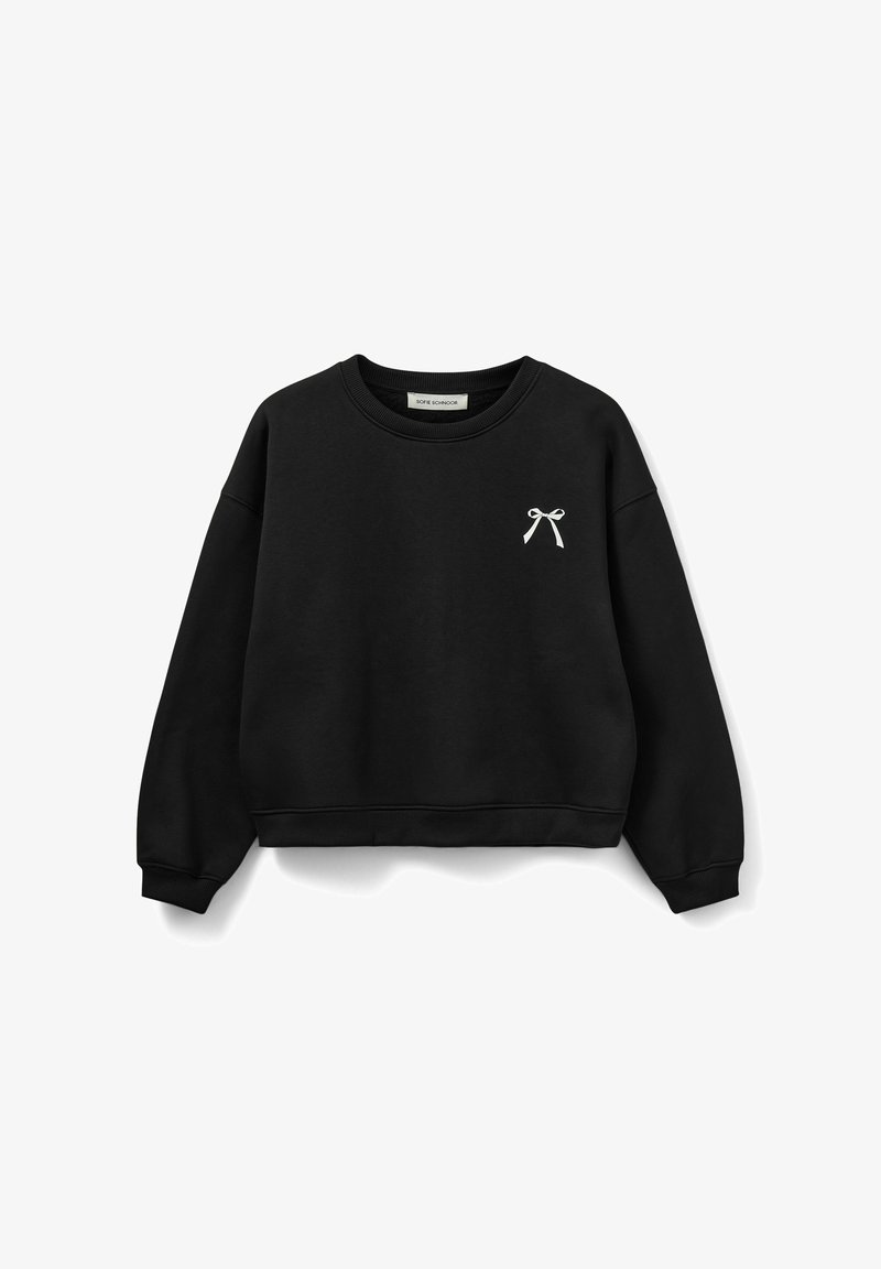 Zwarte sweatshirt gemaakt van een katoenmix, met een ronde hals, verlaagde schouders en een kleine witte strikafbeelding op de linkerborst.