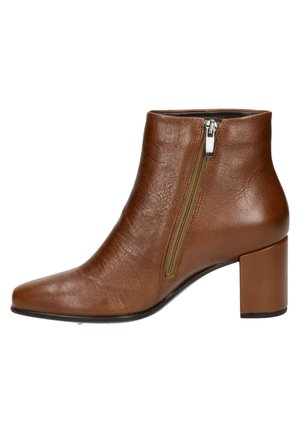 Bruine leren enkellaars met een spitse neus, zijdelingse ritsdetail en een blokhak, met een gladde textuur en een minimalistisch ontwerp.